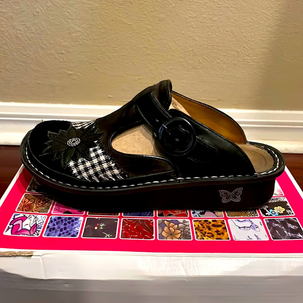 Womens Algeria clogs size 7/7.5 (US) 37 UK.